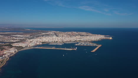 Torrevieja-España-Vista-Aérea-De-La-Ciudad-Día-Soleado-Puerto-Mar-Mediterráneo